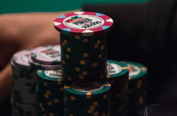 Estrategia torneio de poker online