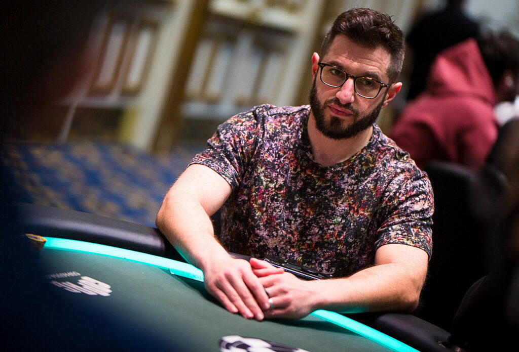 Phil Galfond está a jogar póquer.