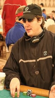 Benny Binion morreu no ano que Phil Hellmuth ganhou seu primeiro bracelete.