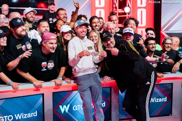Daniel Weinman com seu rail de estrelas após a vitória no Evento Principal