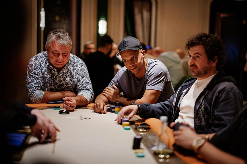 Phil Ivey aguardando a distribuição das cartas
