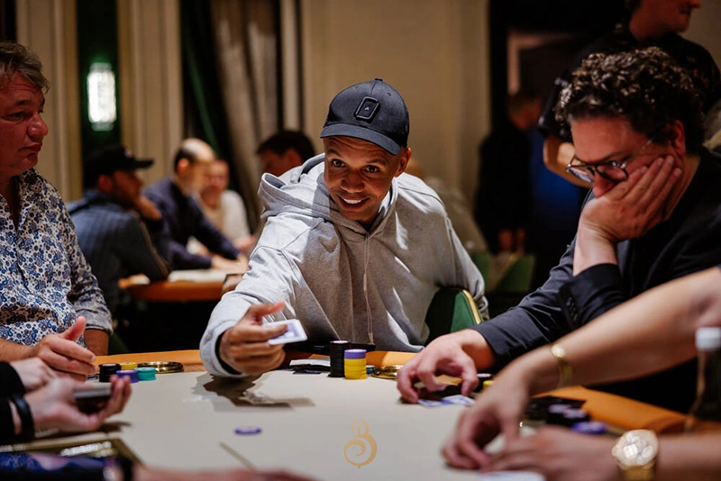 Phil Ivey descartando cartas de poker