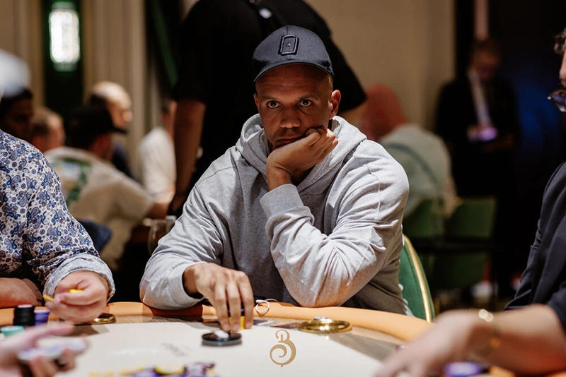 Phil Ivey aumentando as apostas