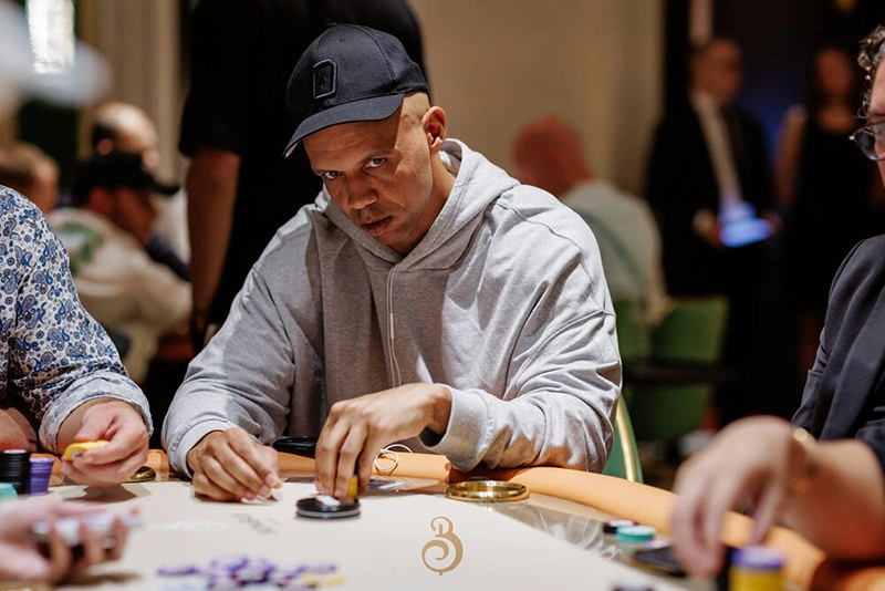 Phil Ivey pagando a aposta