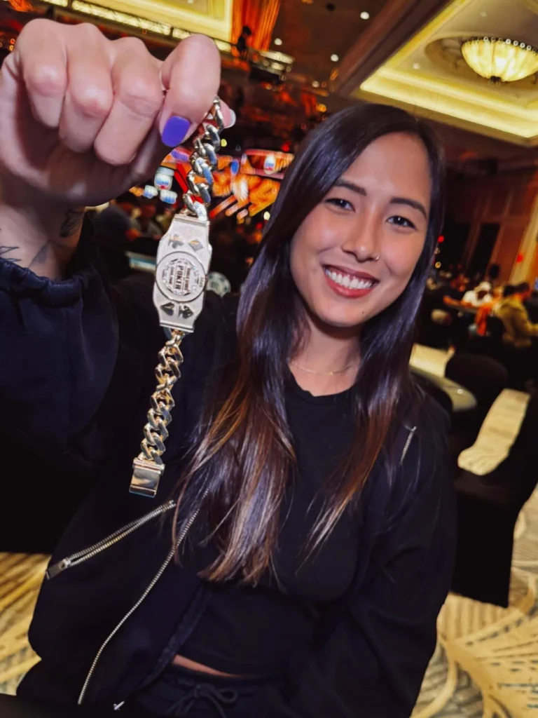 Bárbara Akemi com o bracelete da WSOP